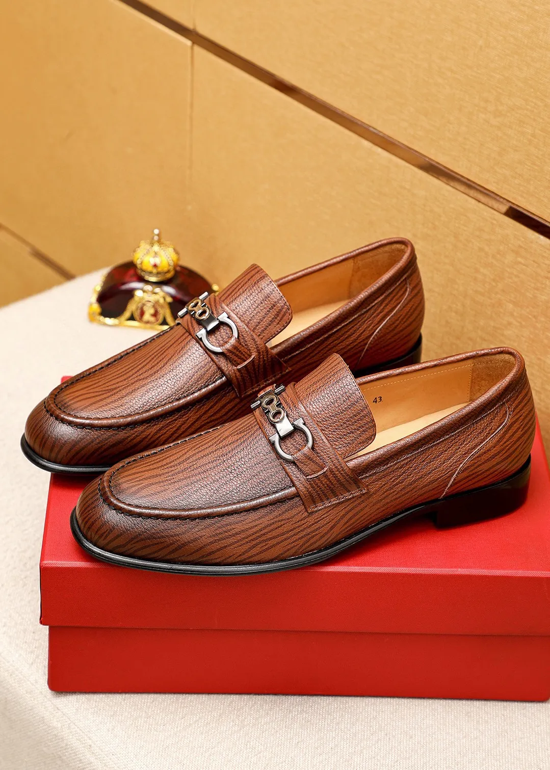 Men's shoes 💰462 💐 Product trademark: Ferragamo "Ferragamo" casual leather shoes Regular size: 38-44 (45.46.47🉑️Customized) Product materials: Selected imported calfskin upper + classic hardware buckle, imported water-dyed cow leather lining. Strong three-dimensional visual effect, original outsole color: 1⃣️color optional